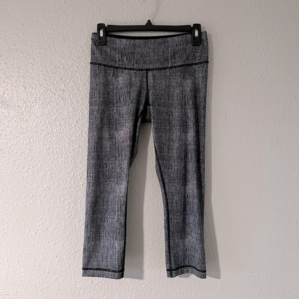 LULU LEMON CROP LEGGINGS